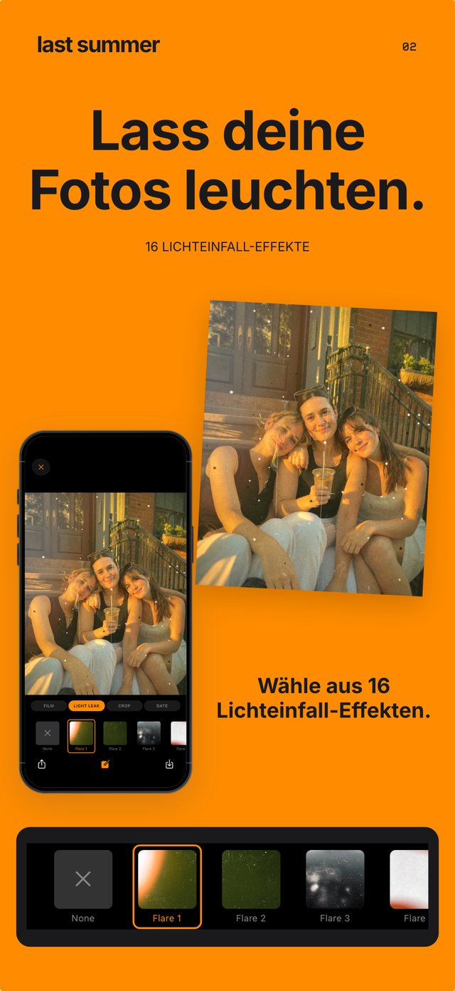 Drei Freunde auf einer Treppe zur goldenen Stunde mit Lichtleck, dazu die Lichtleck-Auswahl in Last Summer