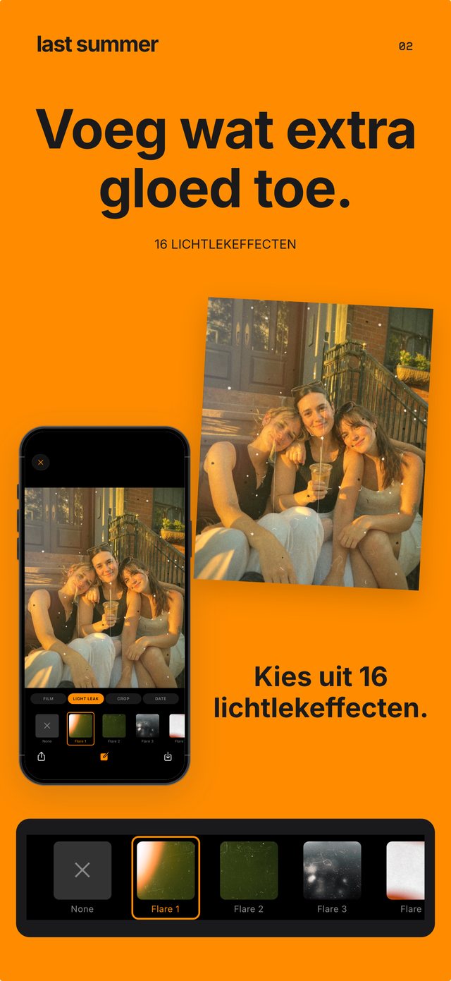 Drie vrienden op een stoep tijdens het gouden uur met een lichtlek, en de lichtlekkiezer in Last Summer