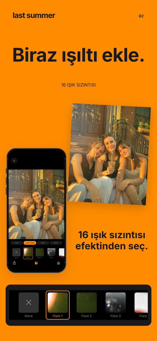 Altın saatte kapı önünde ışık sızmalı üç arkadaş ve Last Summer'daki ışık sızması seçici